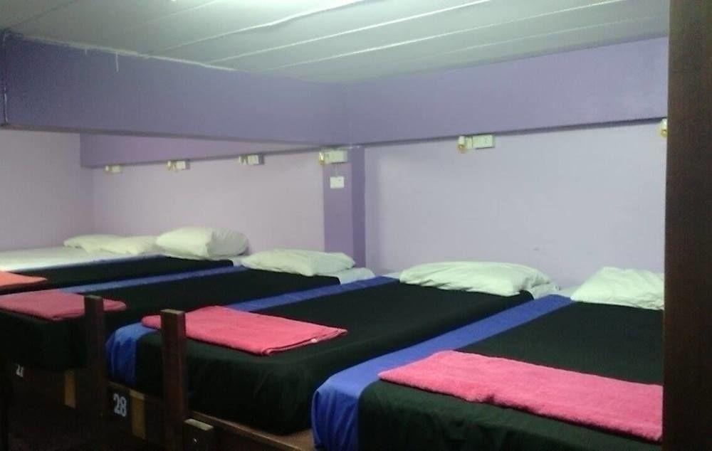 Wild & Wandering Backpacker Hostel & Bar Хаад Рин Экстерьер фото
