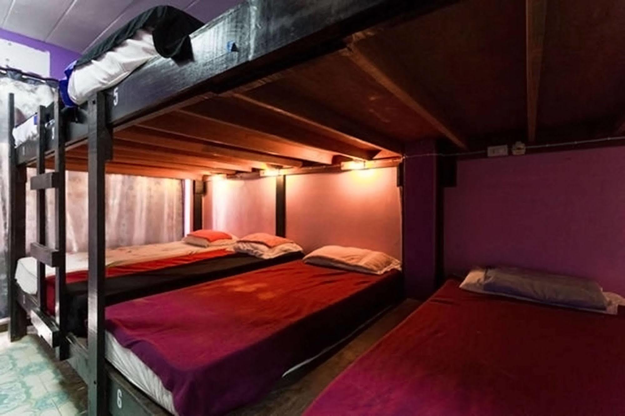 Wild & Wandering Backpacker Hostel & Bar Хаад Рин Экстерьер фото