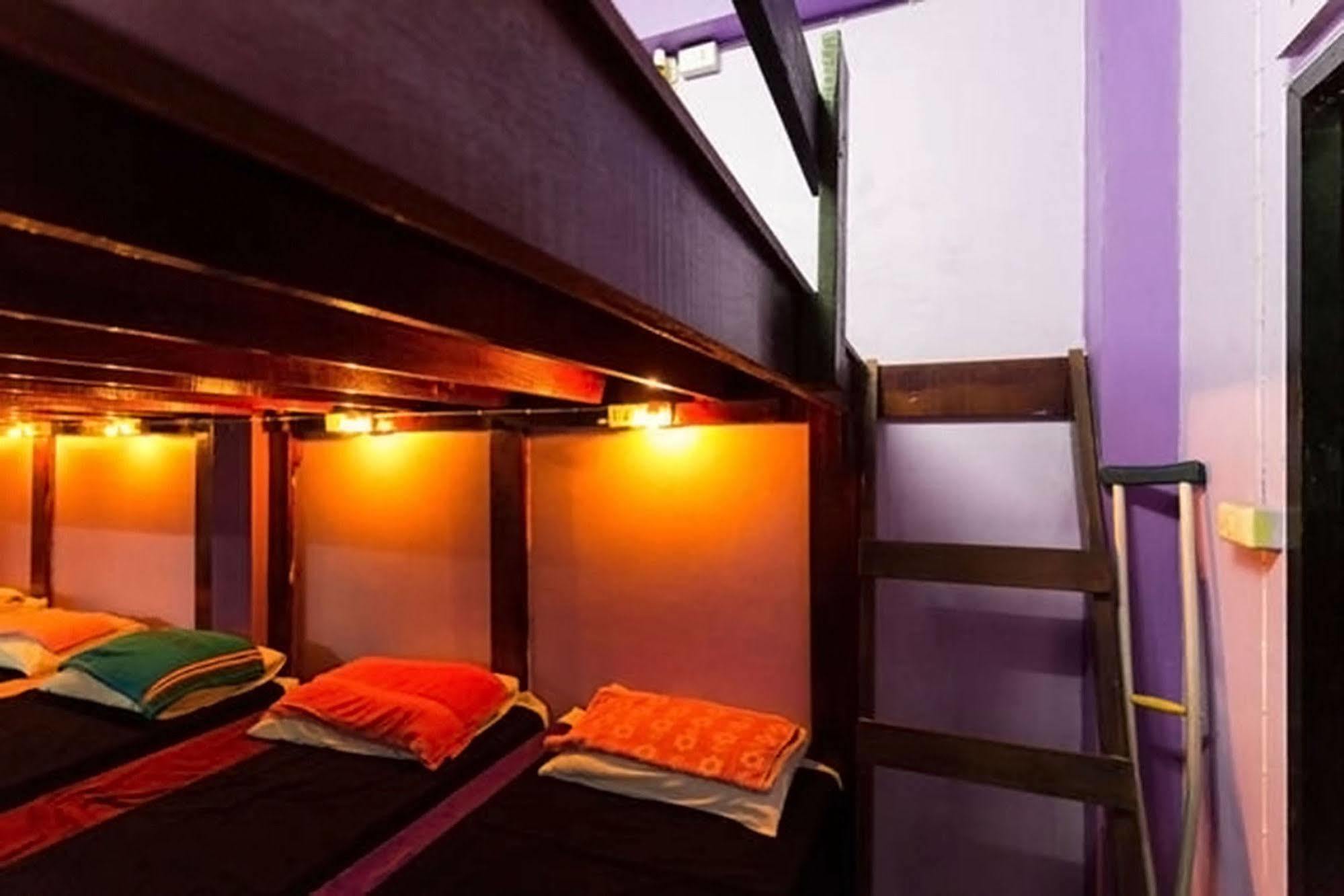 Wild & Wandering Backpacker Hostel & Bar Хаад Рин Экстерьер фото