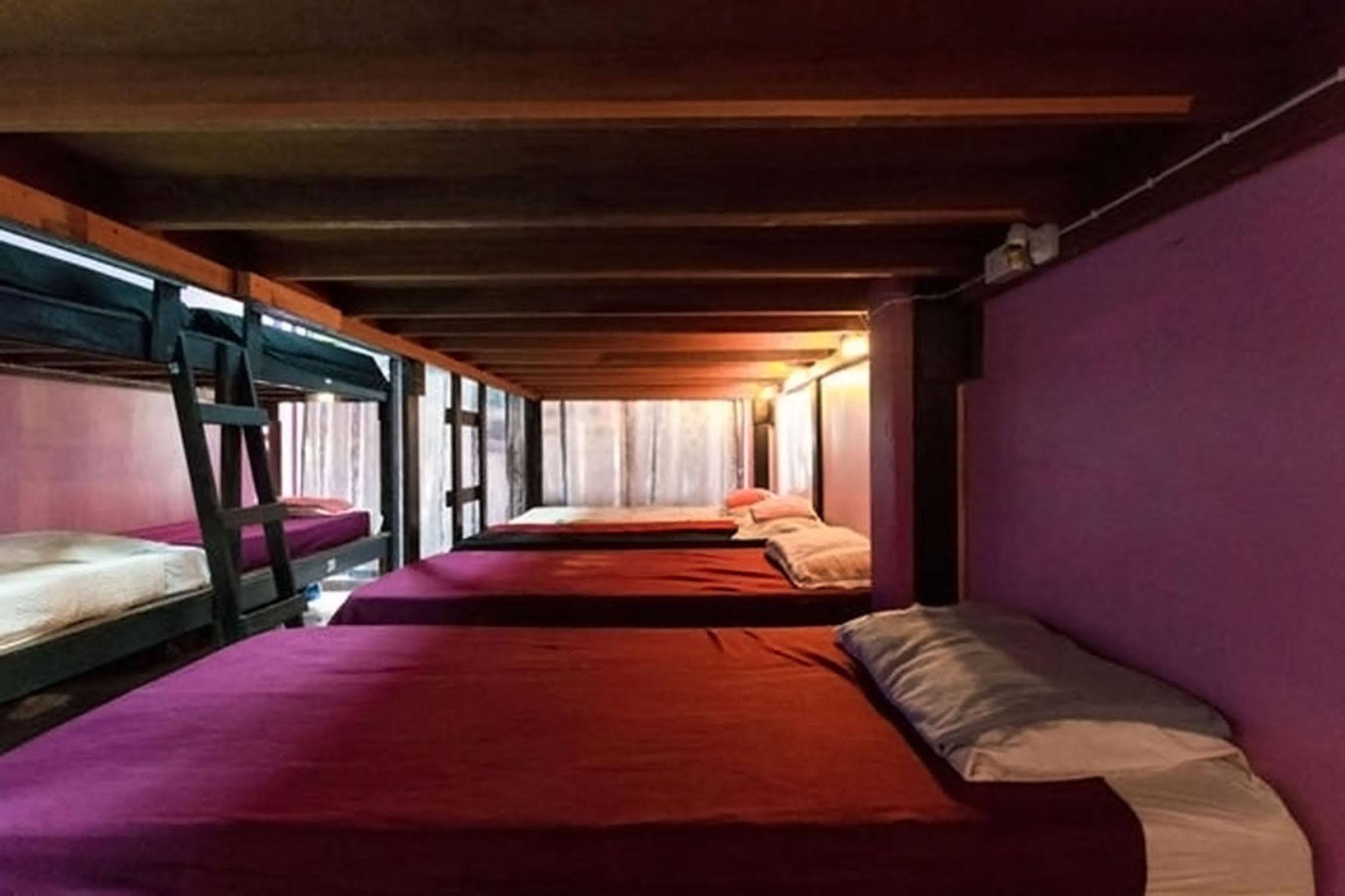 Wild & Wandering Backpacker Hostel & Bar Хаад Рин Экстерьер фото