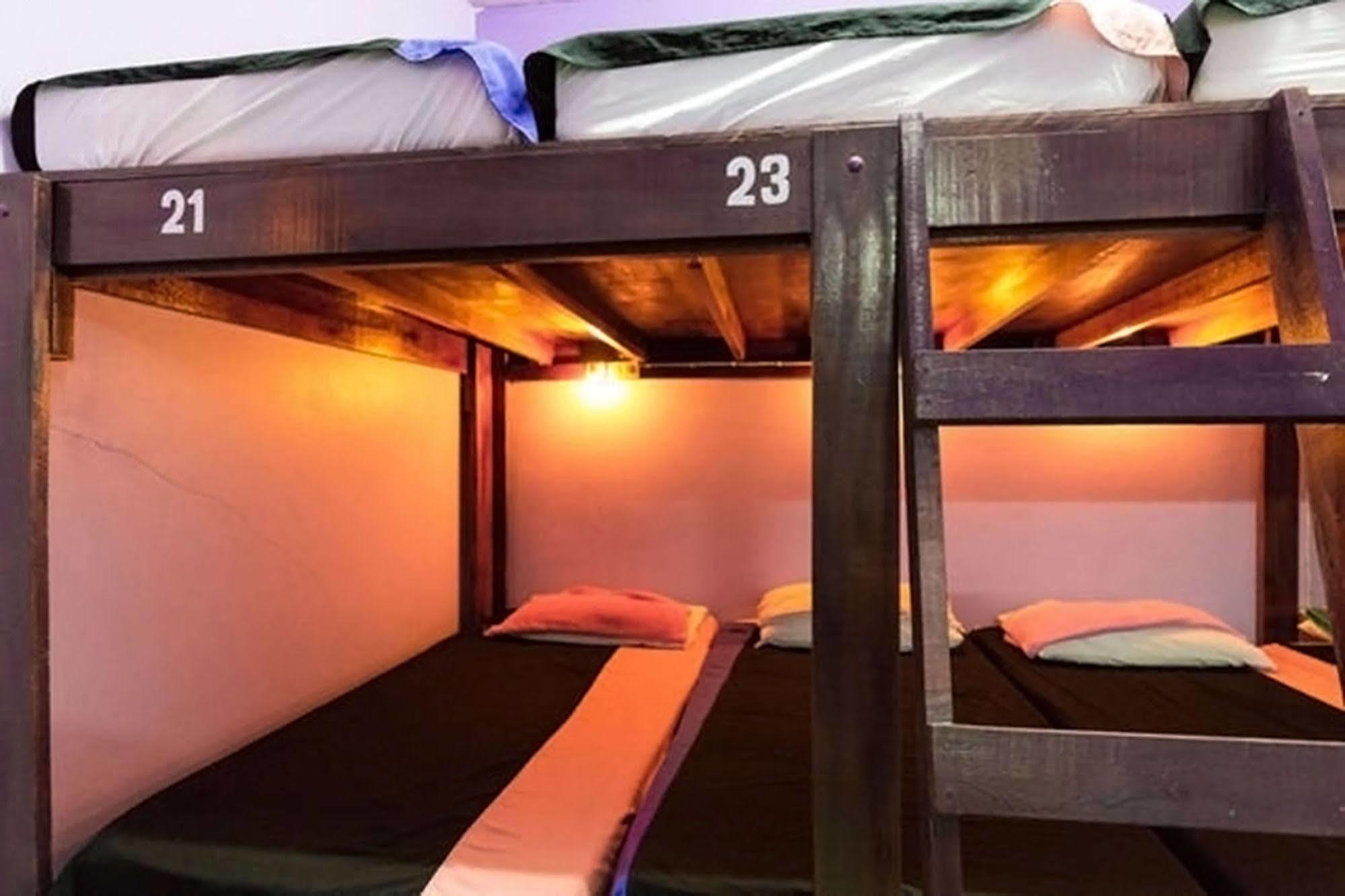 Wild & Wandering Backpacker Hostel & Bar Хаад Рин Экстерьер фото
