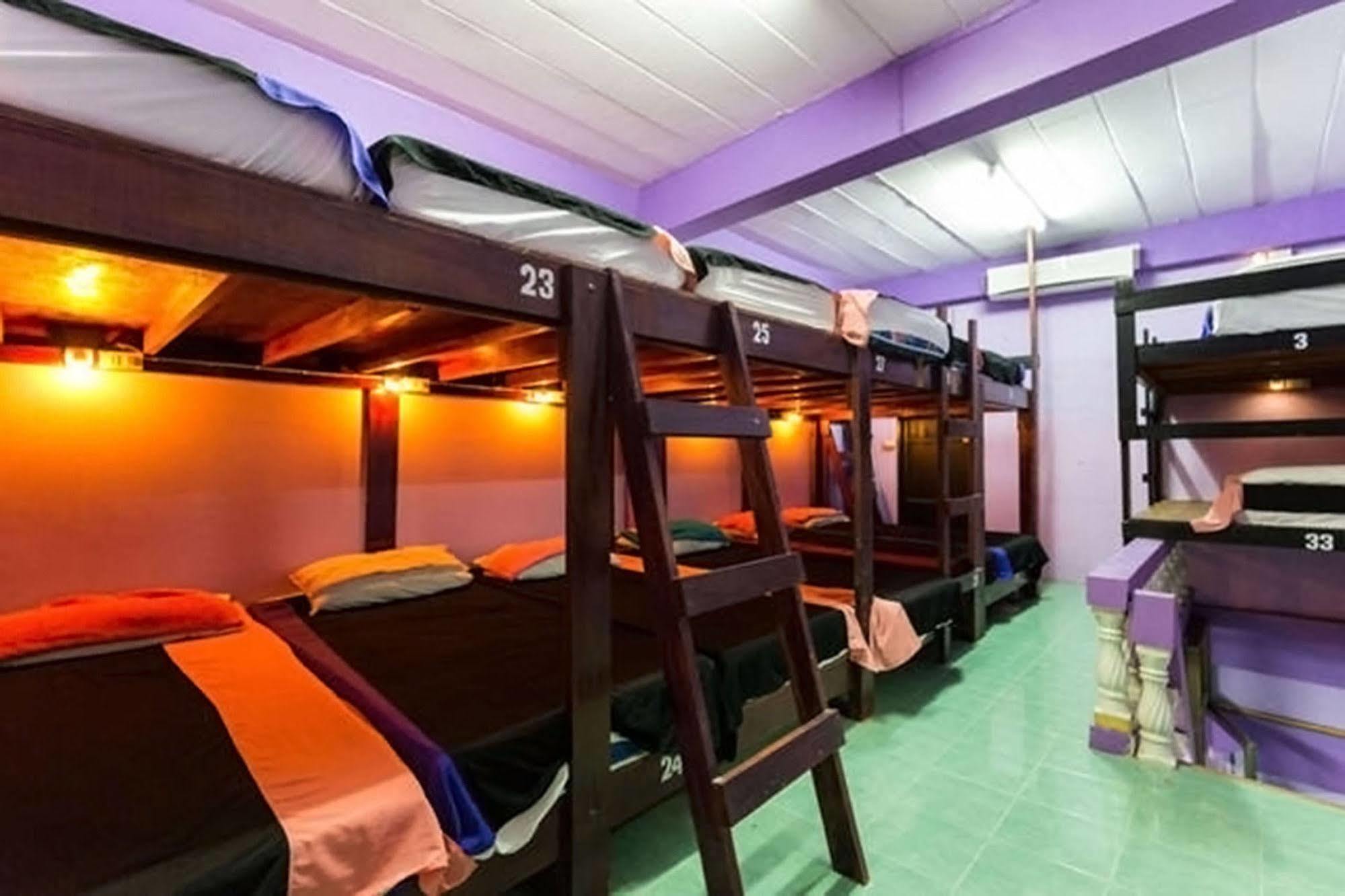 Wild & Wandering Backpacker Hostel & Bar Хаад Рин Экстерьер фото