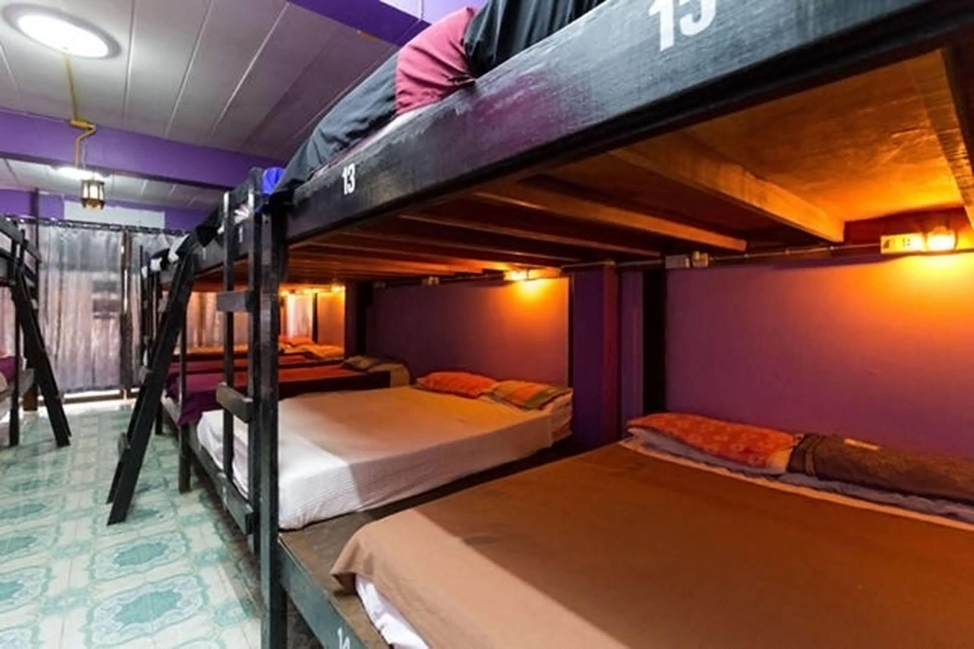 Wild & Wandering Backpacker Hostel & Bar Хаад Рин Экстерьер фото