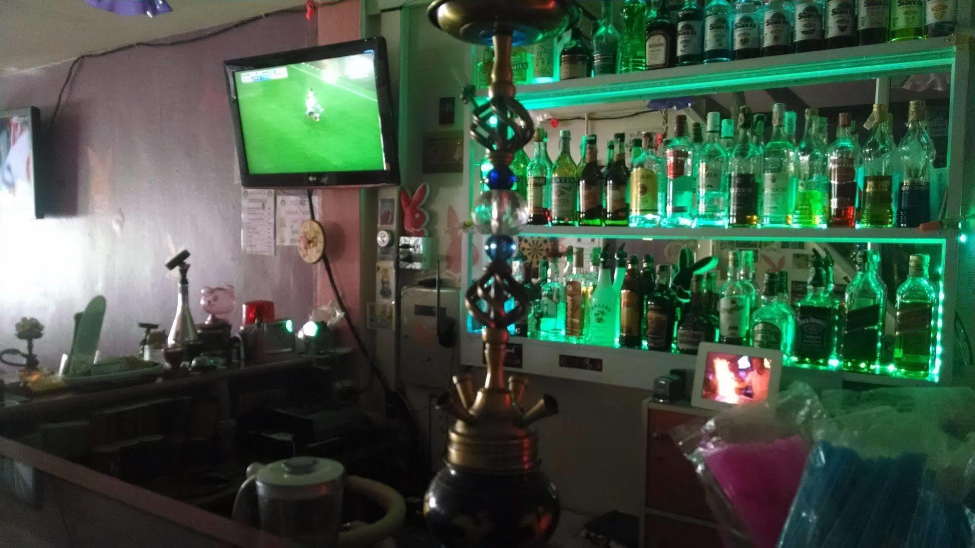Wild & Wandering Backpacker Hostel & Bar Хаад Рин Экстерьер фото